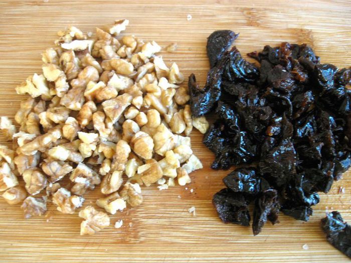 Курица, фаршированная орехами, черносливом и яблоком