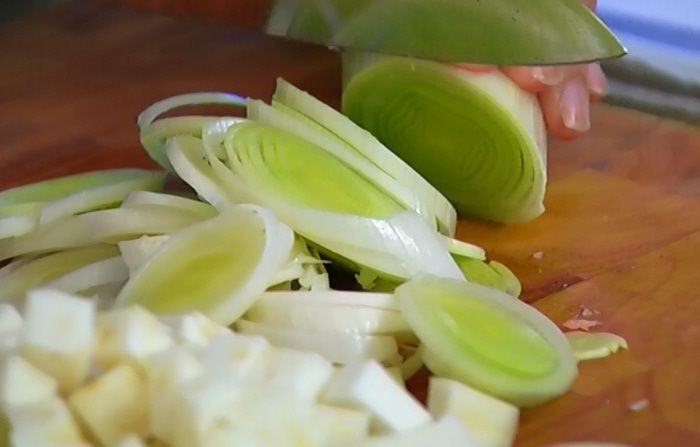 Овощной суп с курицей и яичной лапшой