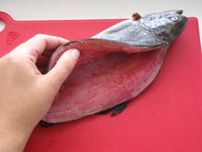 Форель, фаршированная грушами и орехами