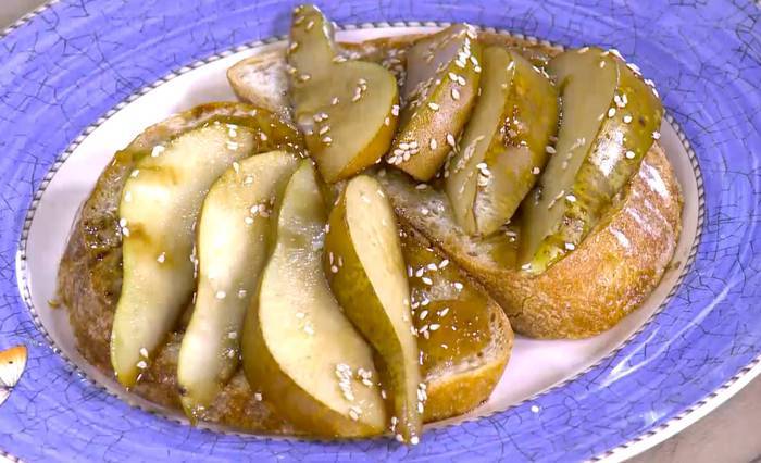 Тосты с инжирным вареньем, запеченными грушами и сыром 
