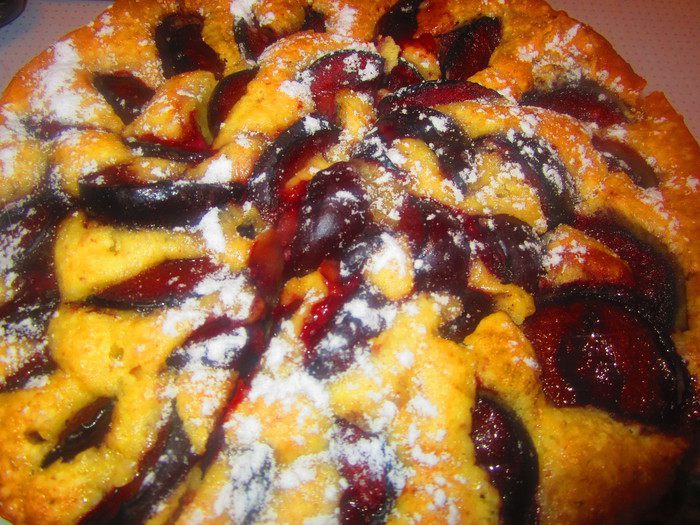 Пирог из миндального теста со сливами