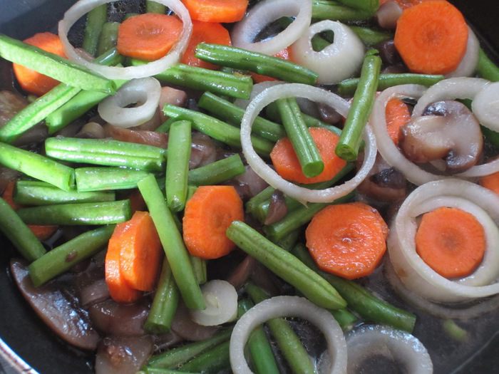 Кускус с грибами, креветками и стручковой фасолью