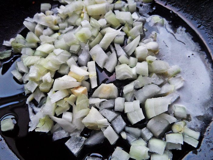 Чечевица с пикантным луком и авокадо