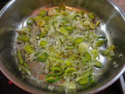 Морской окунь с грибами и пореем