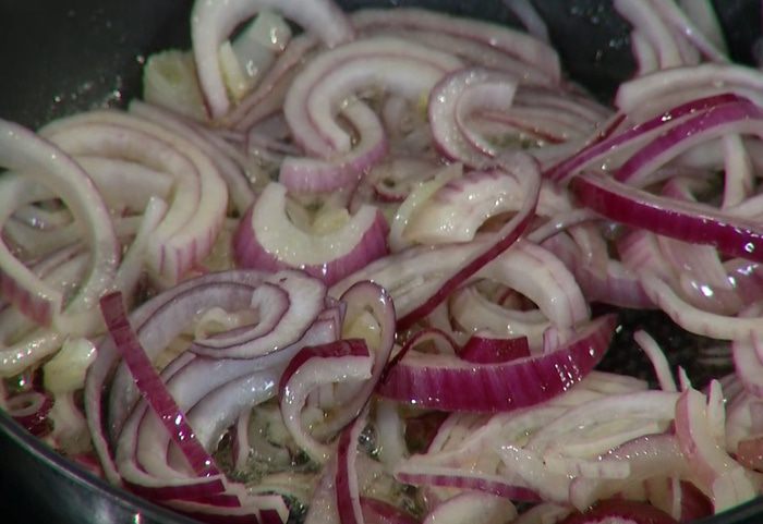 Открытый пирог с карамелизированным луком и анчоусами 