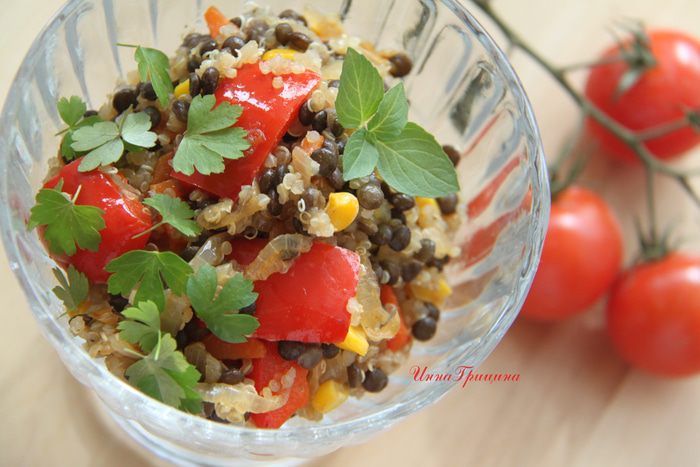 Тeплый салат с черной чечевицей и киноа