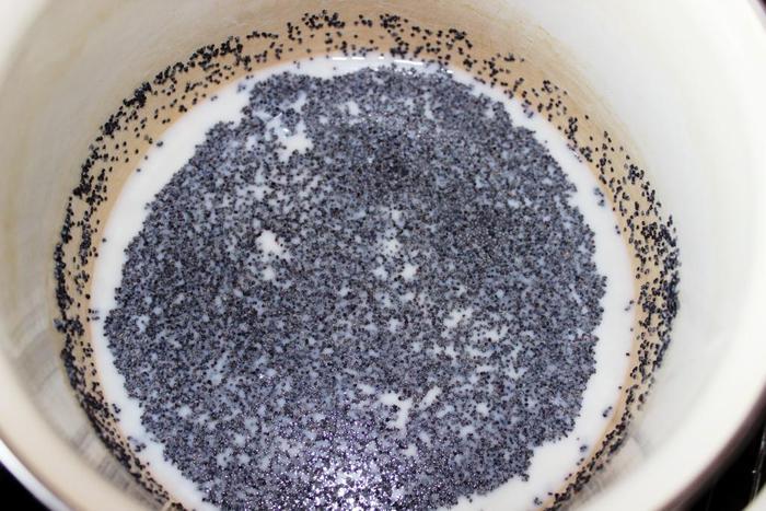 Маковый чизкейк под лимонно-сметанным топпингом