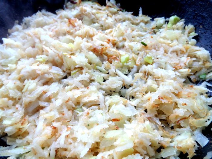 Мини-пирожки с капустой, сельдереем, шпинатом и сыром