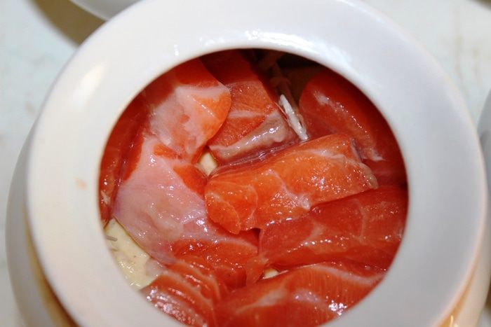 Жаркое с семгой и беконом в горшочке