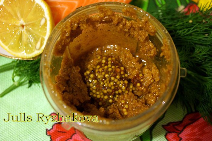 Форель в ореховом соусе с брокколи