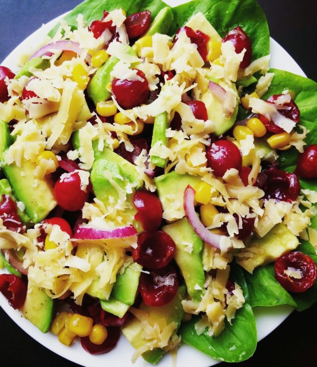 Салат с черешней, авокадо и свеклой по-корейски