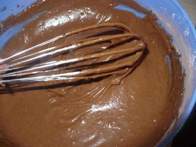 Шоколадный торт со взбитыми сливками