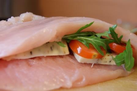 Куриная грудка фаршированная руколой, черри и моцареллой