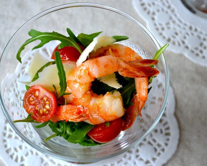Салат с креветками и руколой