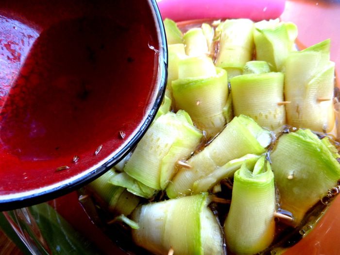 Маринованные роллы из молодых кабачков