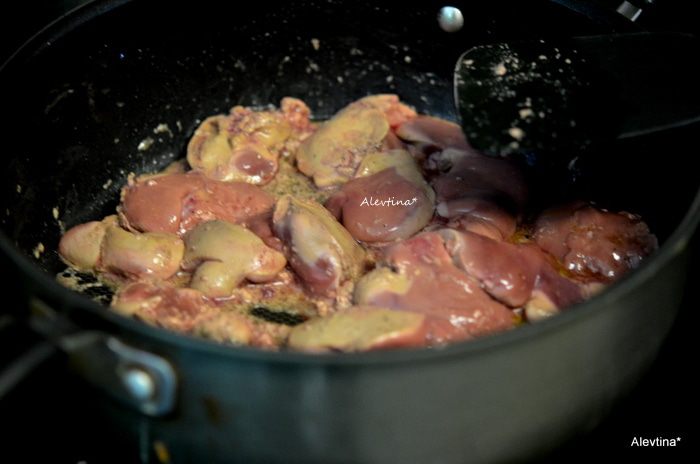 Теплый салат с куриной печенью и яблоком