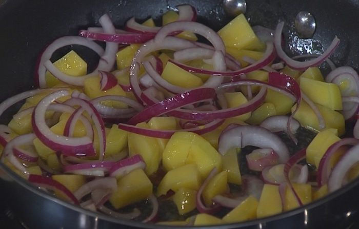 Испанский омлет с копченым лососем 