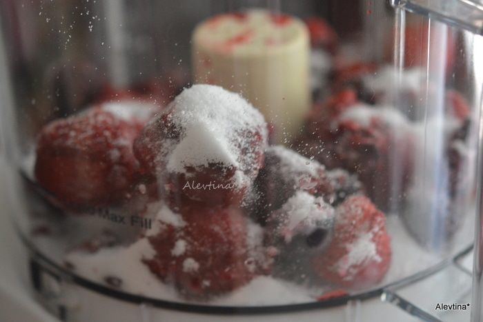 Кекс с ягодным соусом