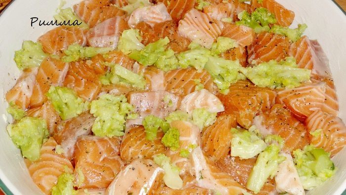 Крамбль с семгой и брокколи.