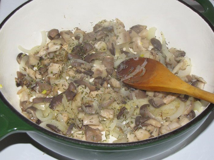 Теплый грибной салат с фундуком и пармезаном