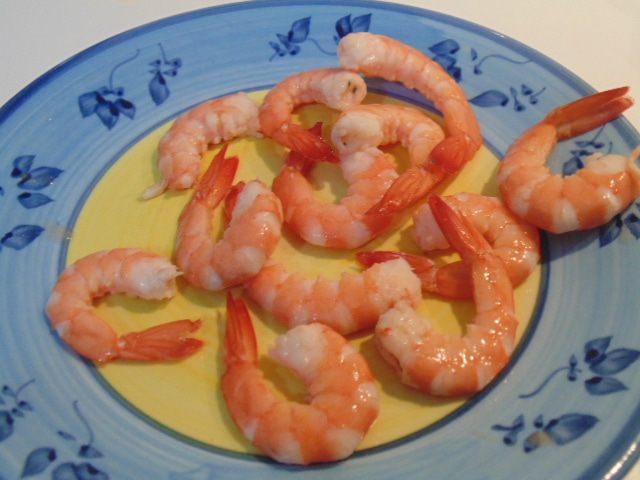 Мини-круассаны с креветками и беконом