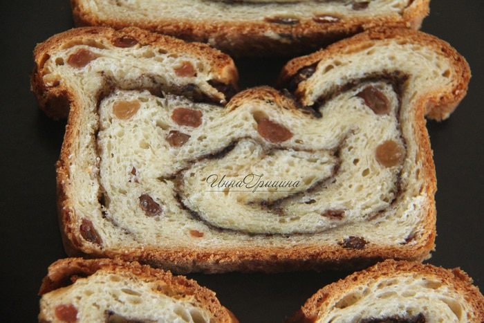 Хлебный завиток с корицей и изюмом