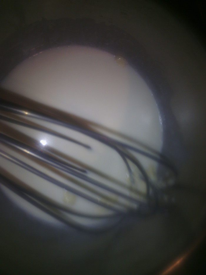Шоколадный белый мусс с клубникой, мятой и вербеной