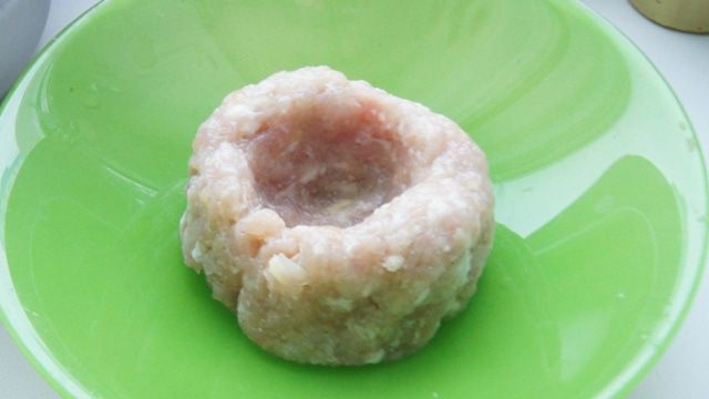 Мясные башенки с начинкой, запеченные под сырной шапочкой