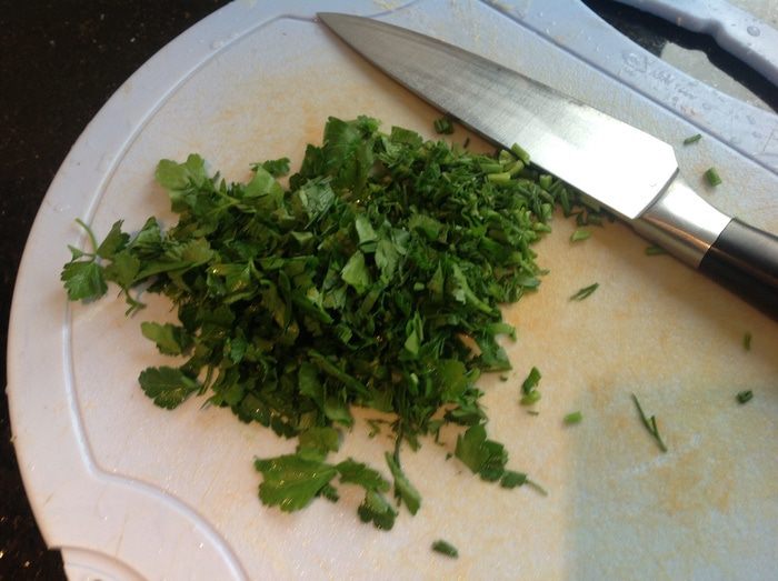 Говядина тушеная с овощами в горшочке