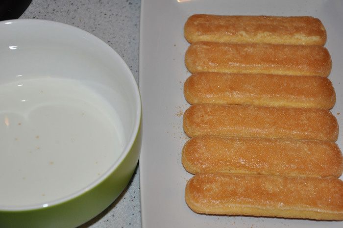 Сливочное тирамису с брусничным соусом