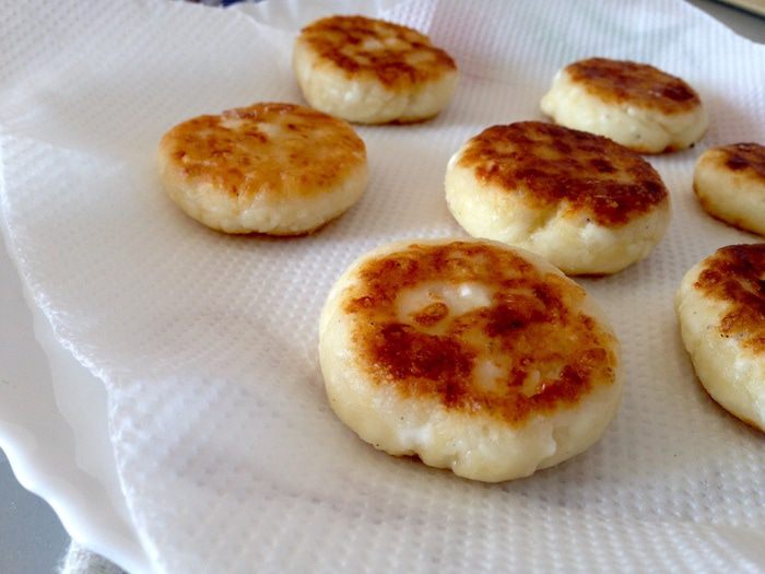 Салат с помидорами и сырниками