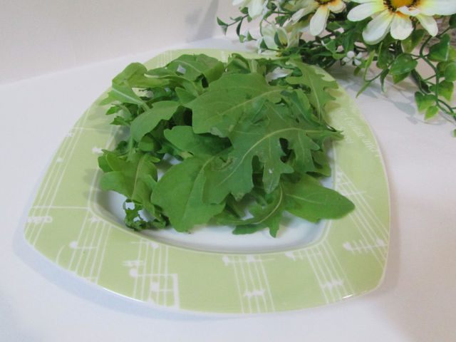 Теплый салат с грушей и голубым сыром