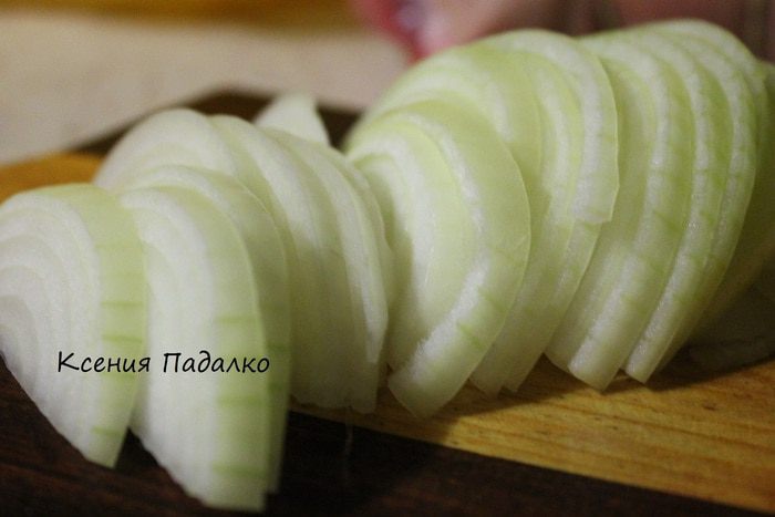 Рулька запеченная с луком и чесноком