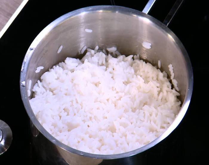 Пряный рис с яйцом и беконом 