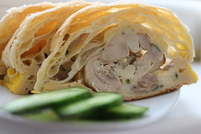Куриный рулет в слоеном тесте