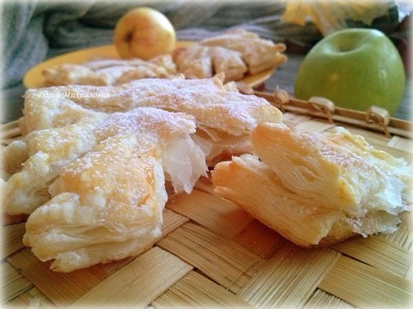 Слоеные листочки с яблоком