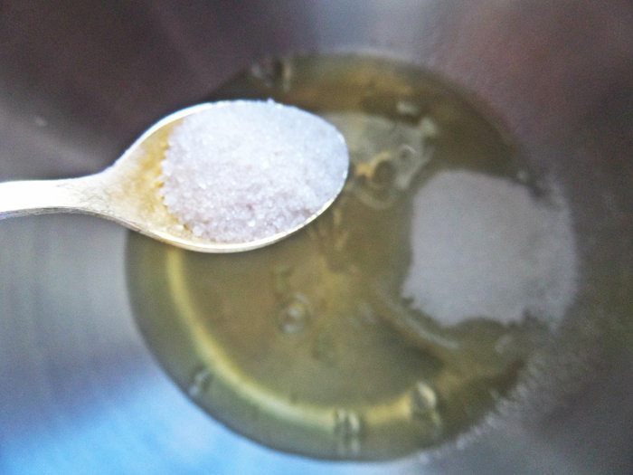Рулет с творогом и черникой