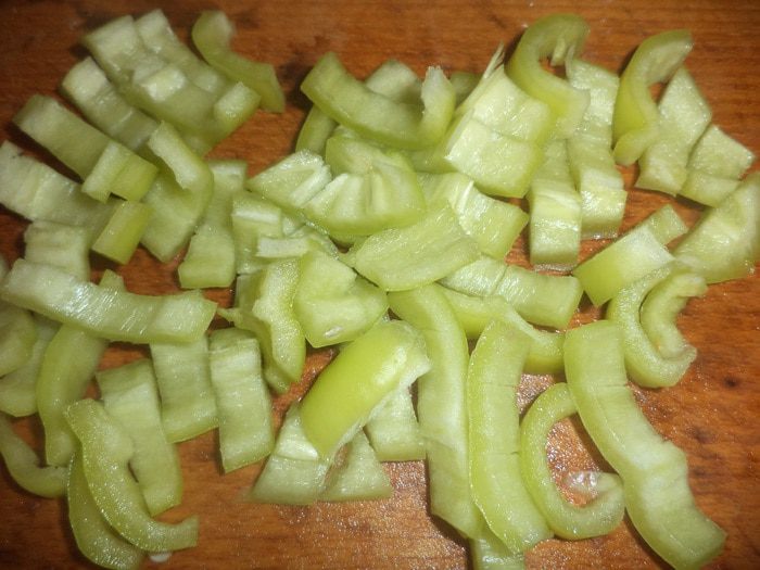 Салат из копчёной  курицы, консервированной фасоли и маринованных  шампиньонов