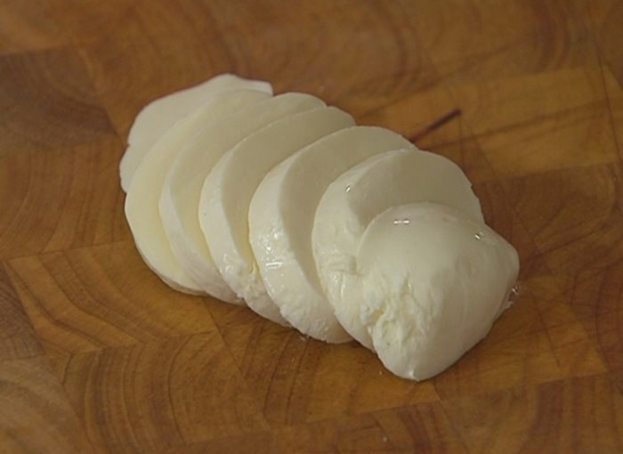Овощные башенки с моцареллой и соусом из авокадо 