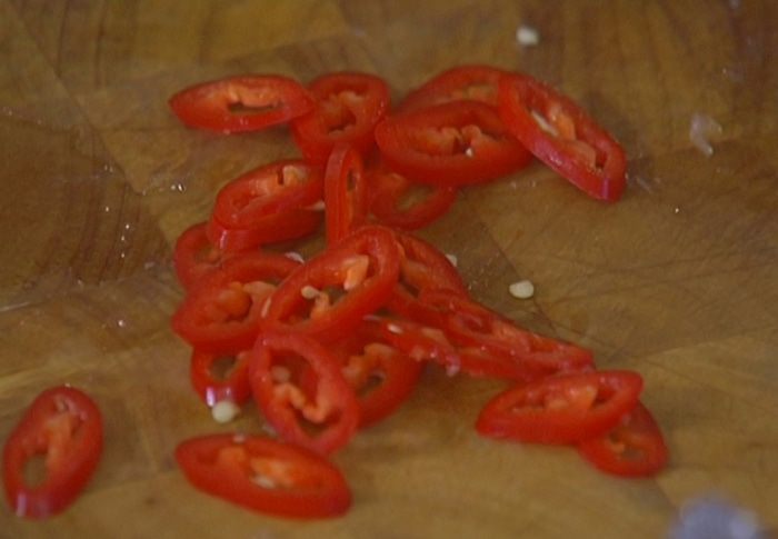Салат с помело, орехами и перцем чили 
