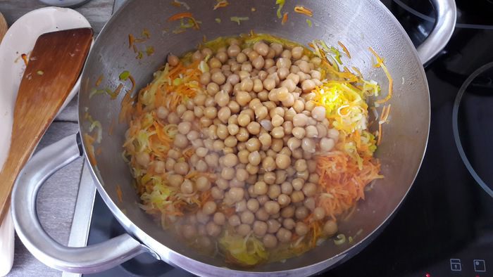 Постный суп из нута и лука-порея