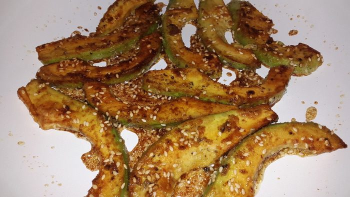 Жареные ломтики авокадо и салат с красной фасолью