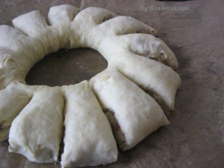 Рулет с орехами и изюмом