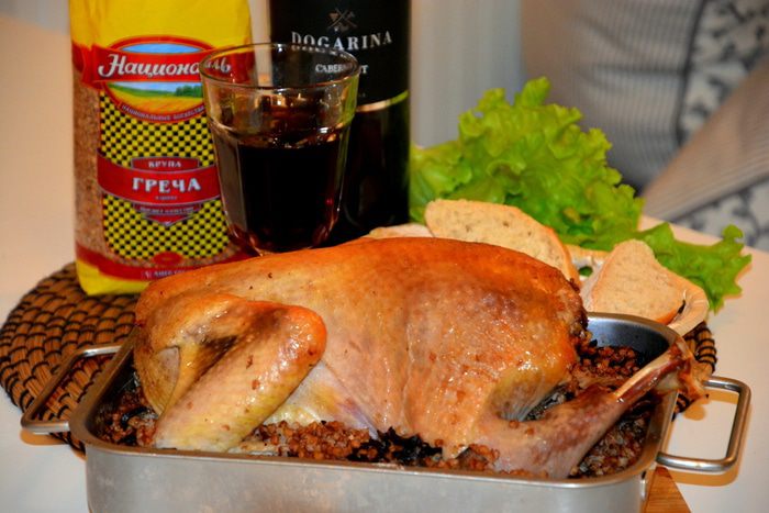 Цесарка, фаршированная гречкой с грибами и черносливом