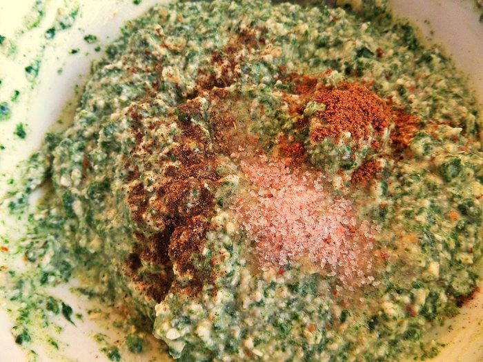 Творожные ньокки со шпинатом, запечённые под сыром