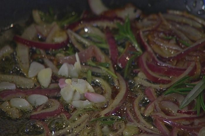 Брускетта с белыми грибами, чили и розмарином 