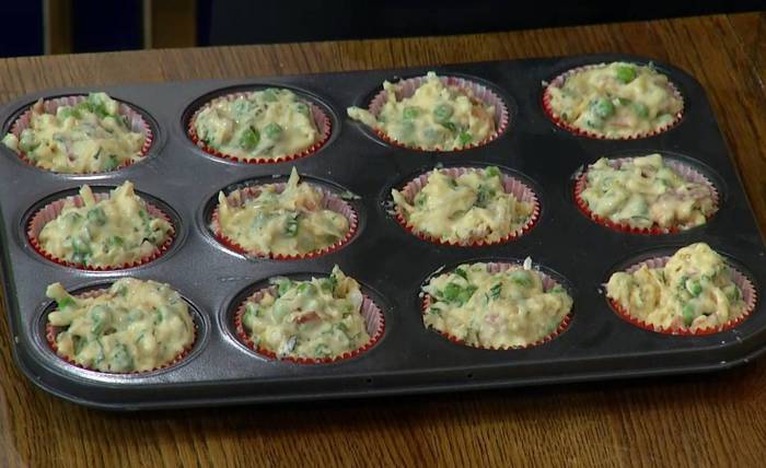 Маффины с карамелизированным луком, беконом и зеленым горошком
