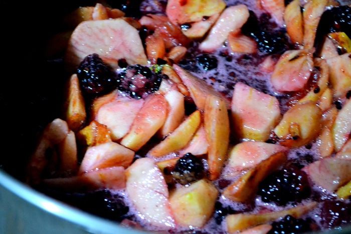 Варенье яблочно-ежевичное с лимонными корочками