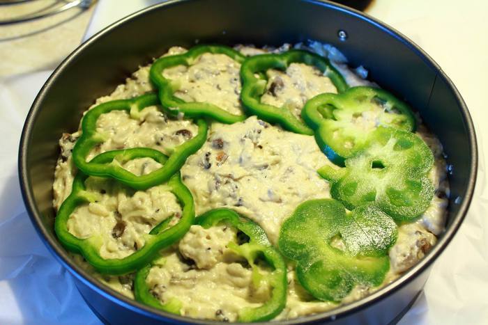 Пирог из кукурузной муки с грибами