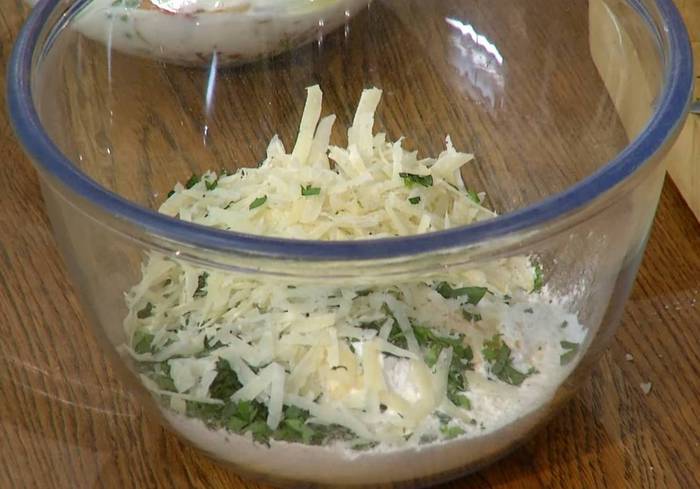 Маффины с карамелизированным луком, беконом и зеленым горошком